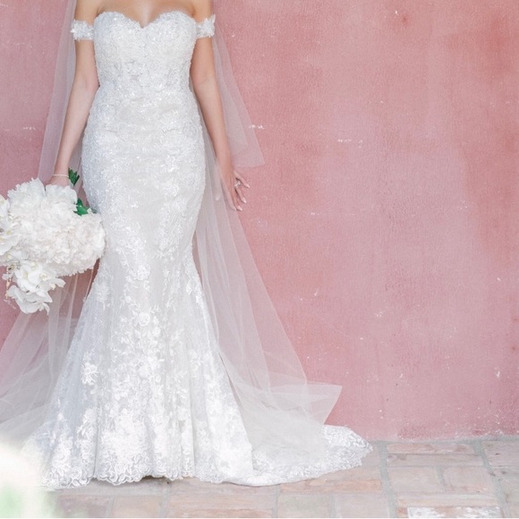 Beautiful wedding gown - Picture 2 of 2